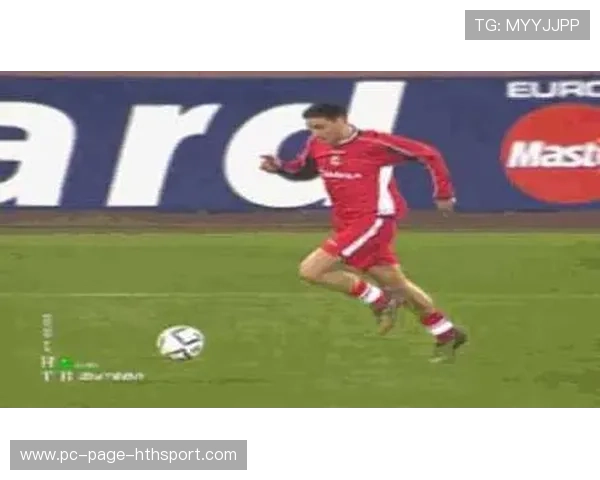 足球守门员顶住三连击的瞬间:勇气与技巧的极致考验 足球守门员顶住三连击的瞬间:勇气与技巧的极致考验