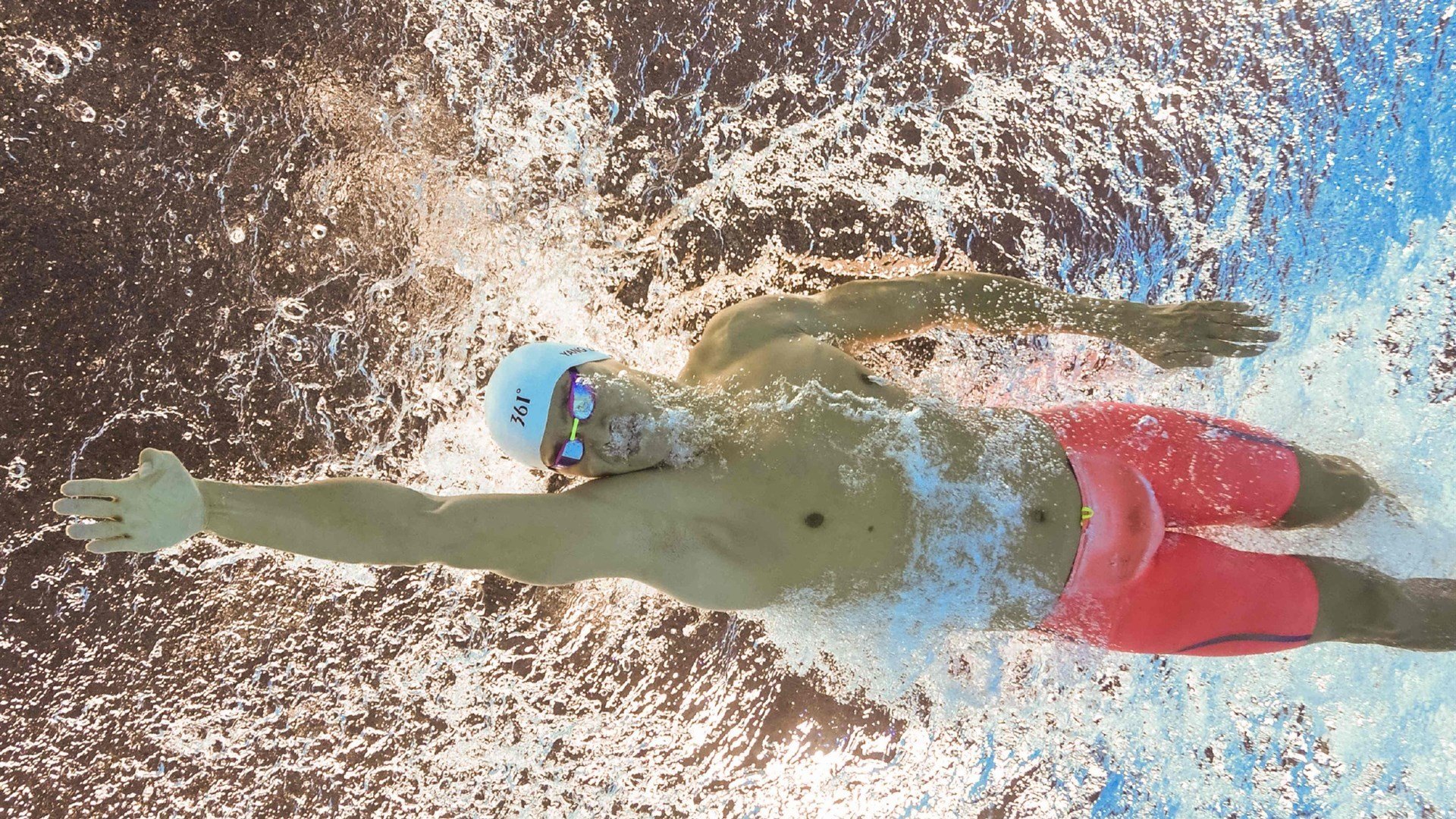 “听障青少年足球计划启动赛” 场边用旗语与灯光指令